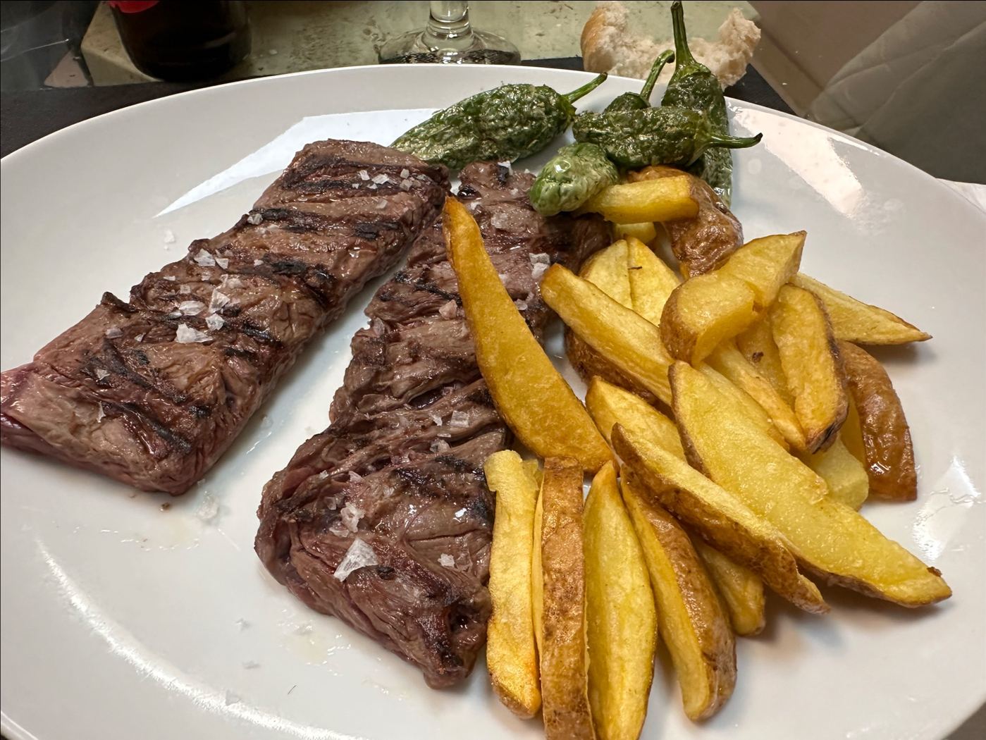 Entrecot a la plancha con patatas fritas y pimientos de Padrón.